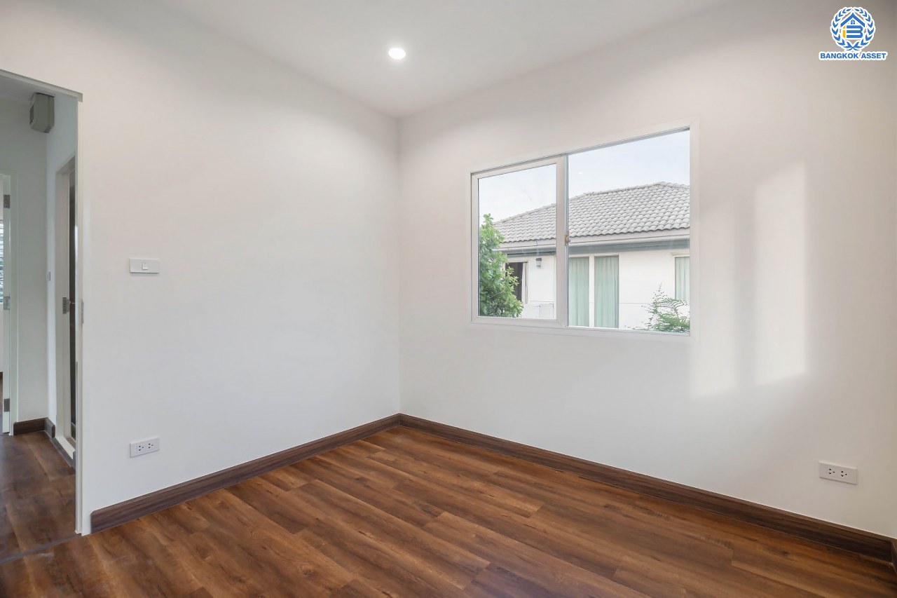 บ้านมือสองตกแต่งใหม่ คุณภาพแบรนด์ LH โครงการ ชัยพฤกษ์ ราชพฤกษ์-แจ้งวัฒนะ เนื้อที่ 50.1 ตร.ว. ฟังก์ชัน 3 ห้องนอน 2 ห้องน้ำ 2 ที่จอดรถ ภายในตกแต่งหรูหรา บนทำเลศักยภาพติดถนนราชพฤกษ์ เชื่อมสู่แจ้งวัฒนะได้อย่างรวดเร็ว ใกล้รถไฟฟ้าสายสีชมพู "ปากเกร็ด" จุดขึ้นทางด่วน "แจ้งวัฒนะ" โรบินสัน ไลฟ์สไตล์ ราชพฤกษ์ และ โลตัส นอร์ธราชพฤกษ์